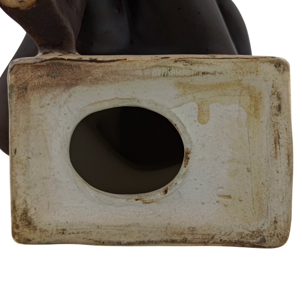 keramická figura značky Jihokera Bechyně, model: Saxofonista, spodek