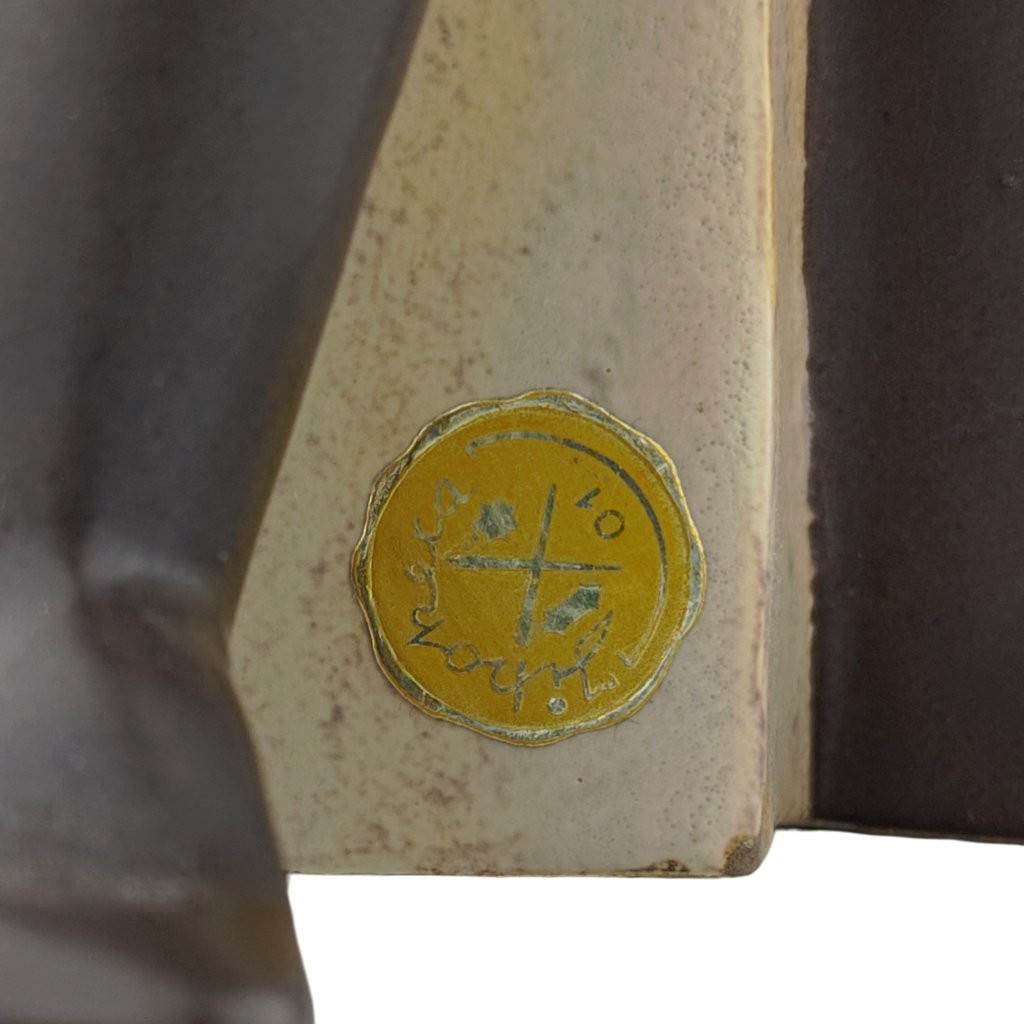 keramická figura značky Jihokera Bechyně, model: Trumpetista, značka (nálepka)