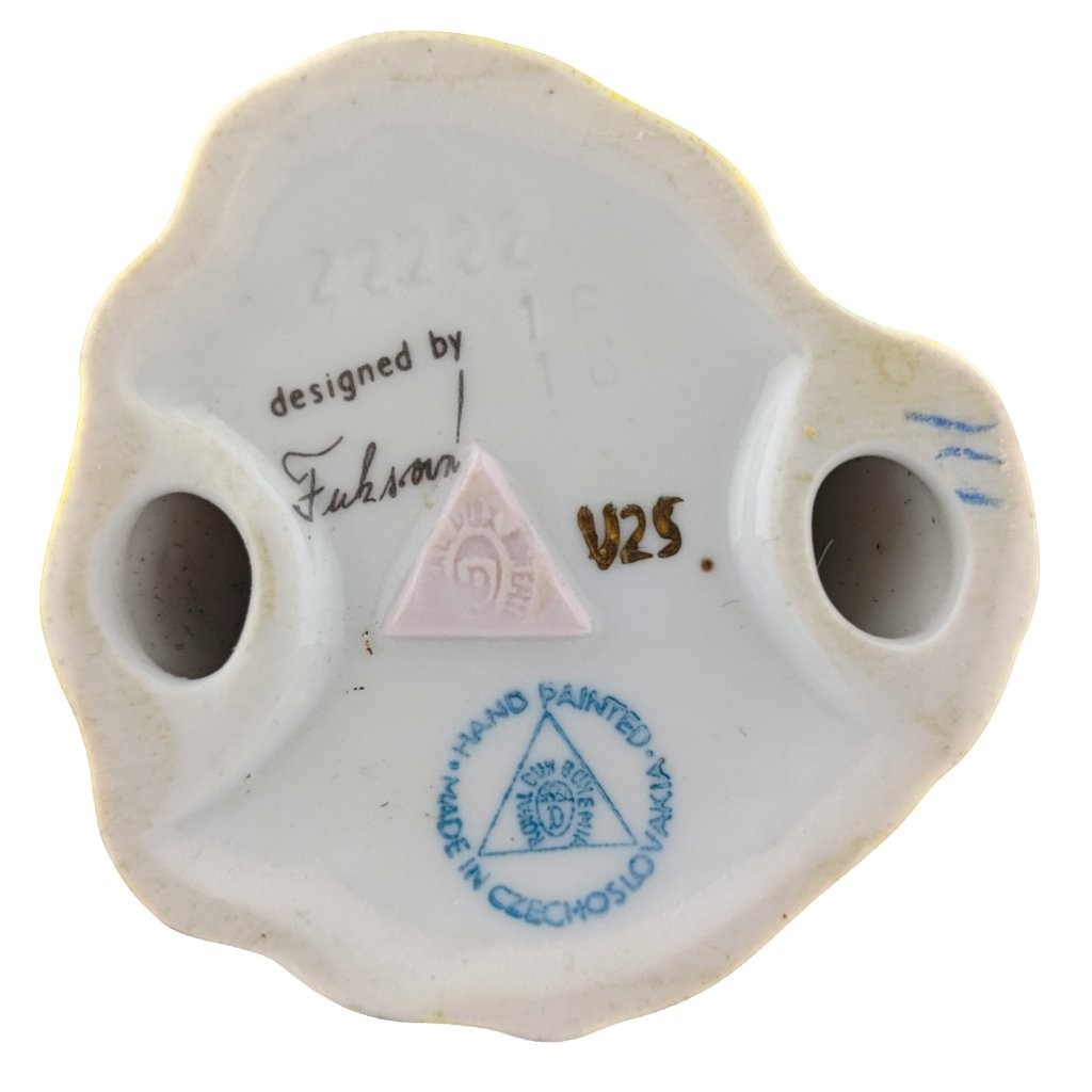 porcelánová figura značky Royal Dux, model: Dáma s vějířem, saxe dekor s jemným zlacením, značení, signatura Fuksová