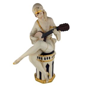 porcelánová figura značky Royal Dux, model: Art Deco žena s benjem, kobaltový dekor se zlacením