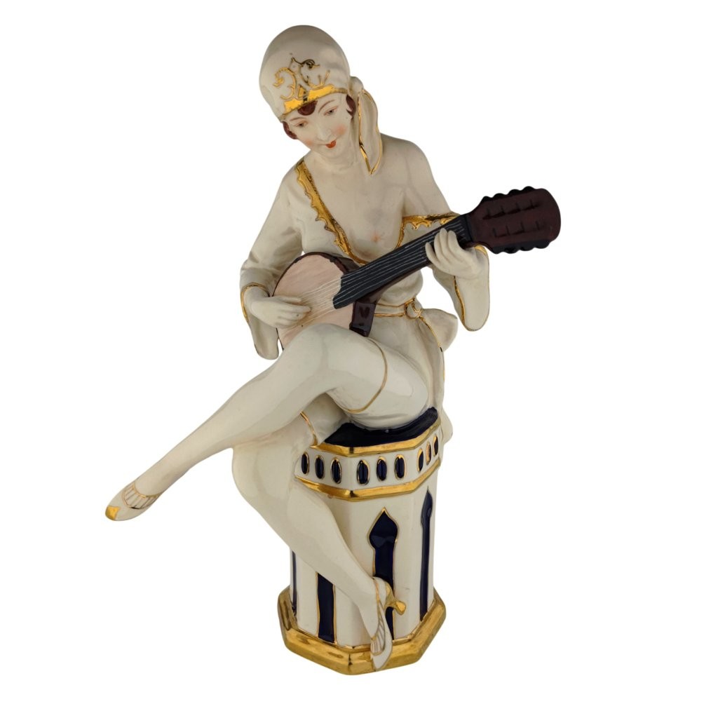 porcelánová figura značky Royal Dux, model: Art Deco žena s benjem, kobaltový dekor se zlacením