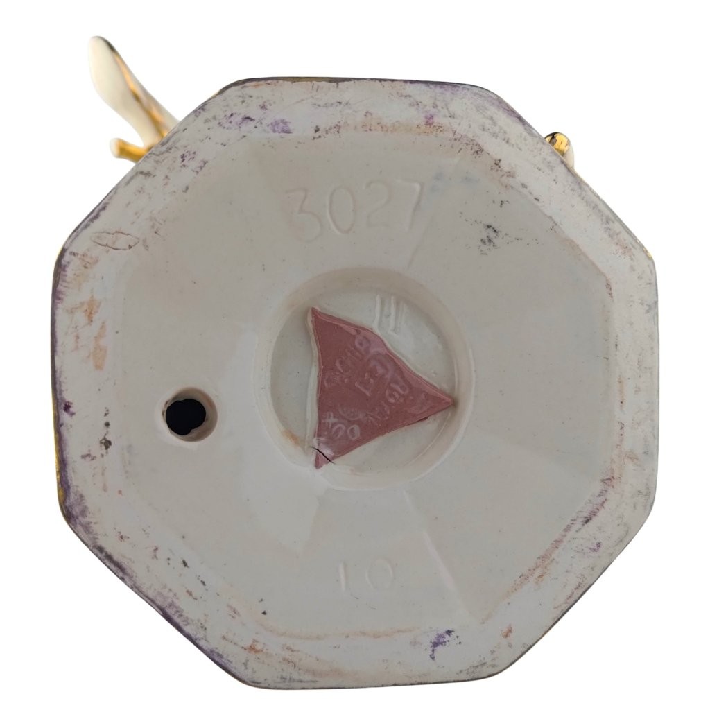 porcelánová figura značky Royal Dux, model: Art Deco žena s benjem, kobaltový dekor se zlacením, značení