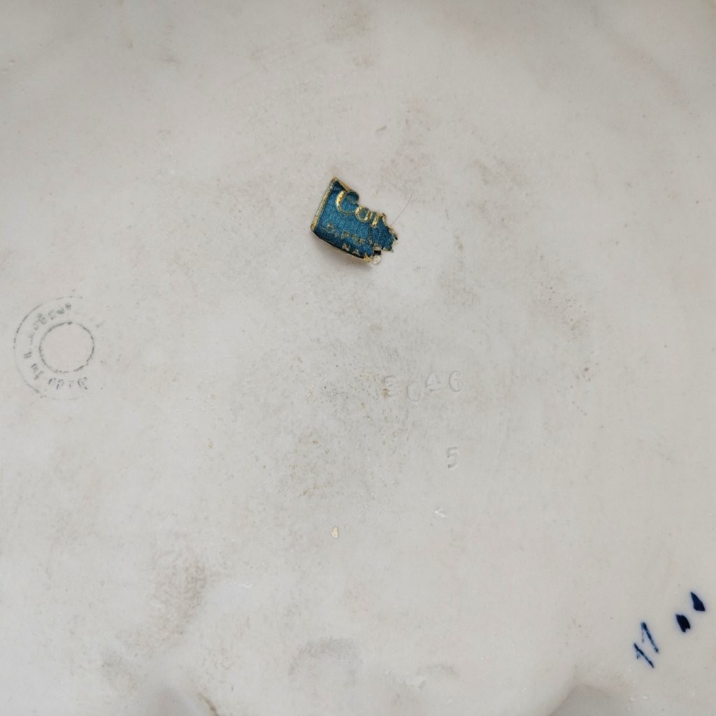 porcelánová figura značky Royal Dux, model: Art Deco žena a dva chrti, kobaltový dekor se zlacením, značení detail