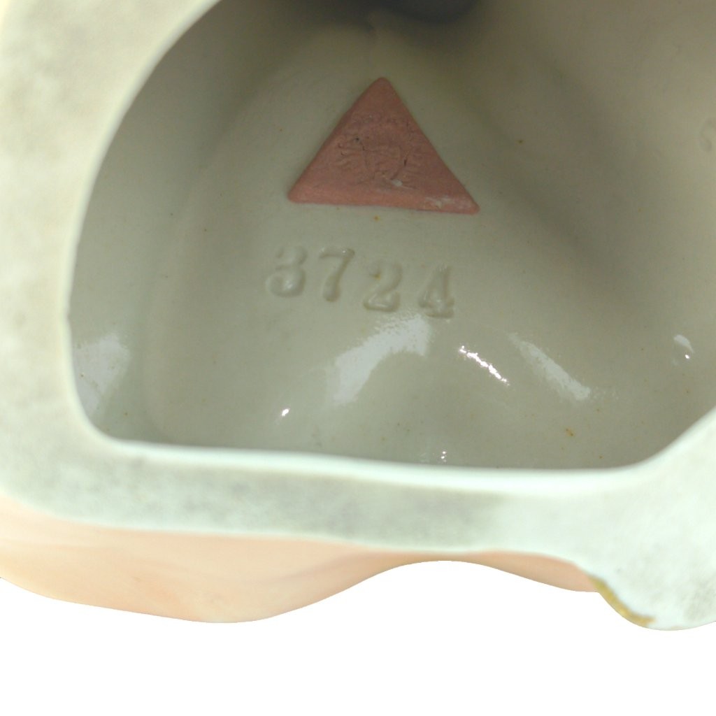 porcelánová figura značky Royal Dux, model: Dívka v klobouku, červený dekor se zlacením, značení