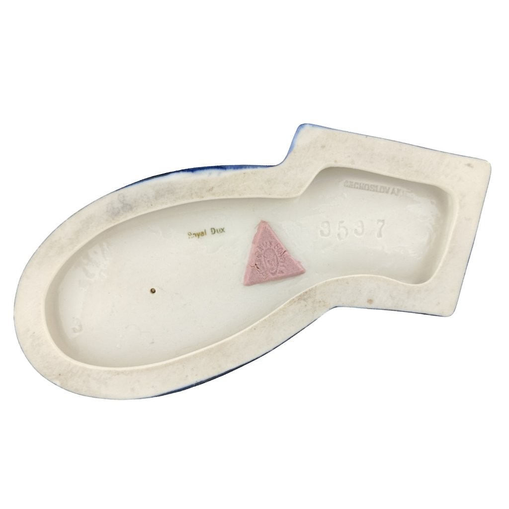 porcelánová figura značky Royal Dux, model: Holčička s kolouškem, kobaltový dekor se zlacením, značení