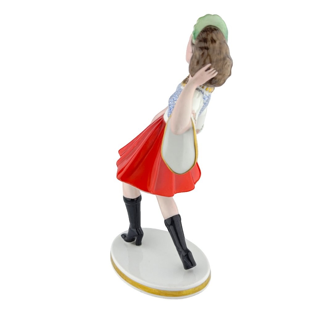 porcelánová figura značky Schlaggenwald, model: Dívka v kroji