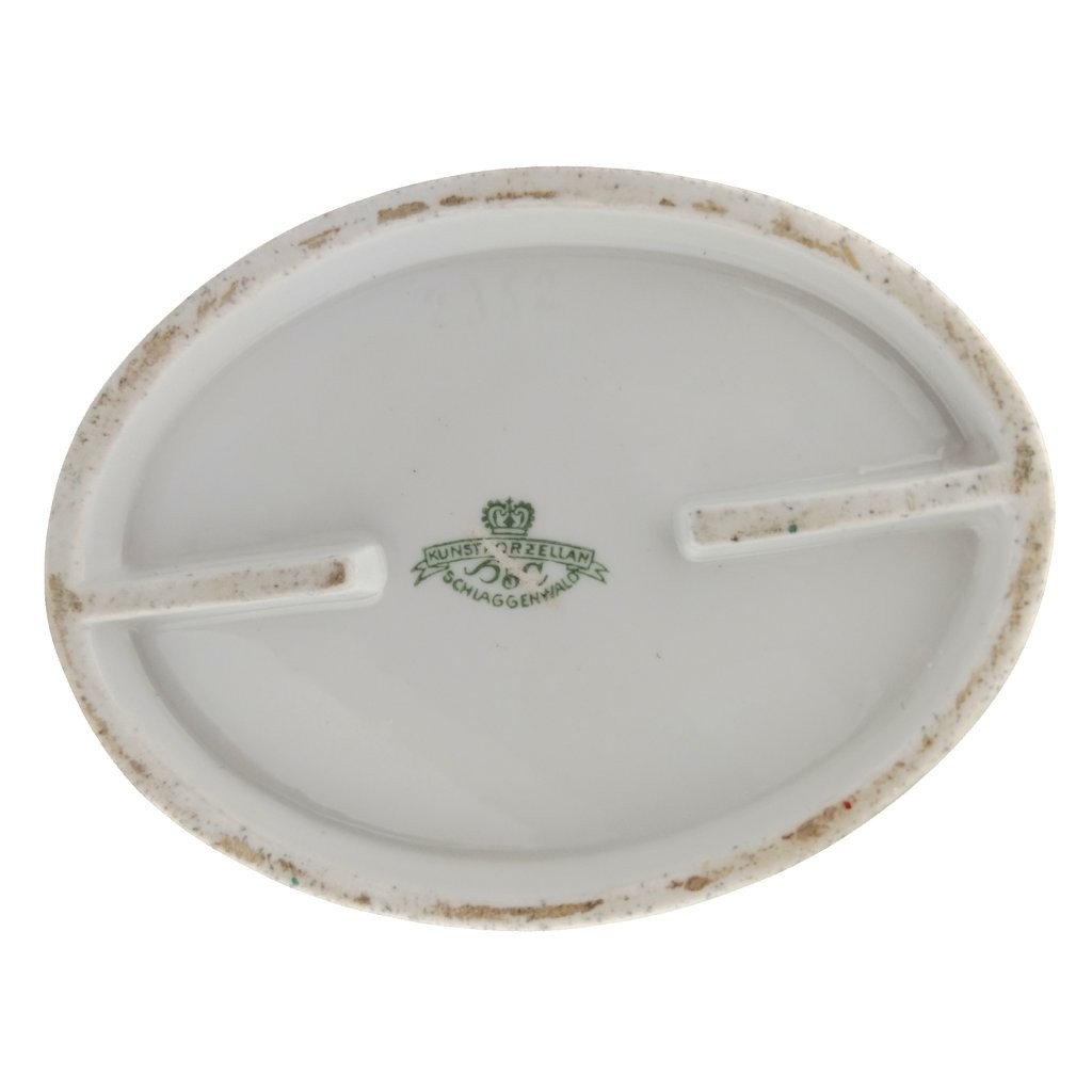 porcelánová figura značky Schlaggenwald, model: Dívka v kroji, značení