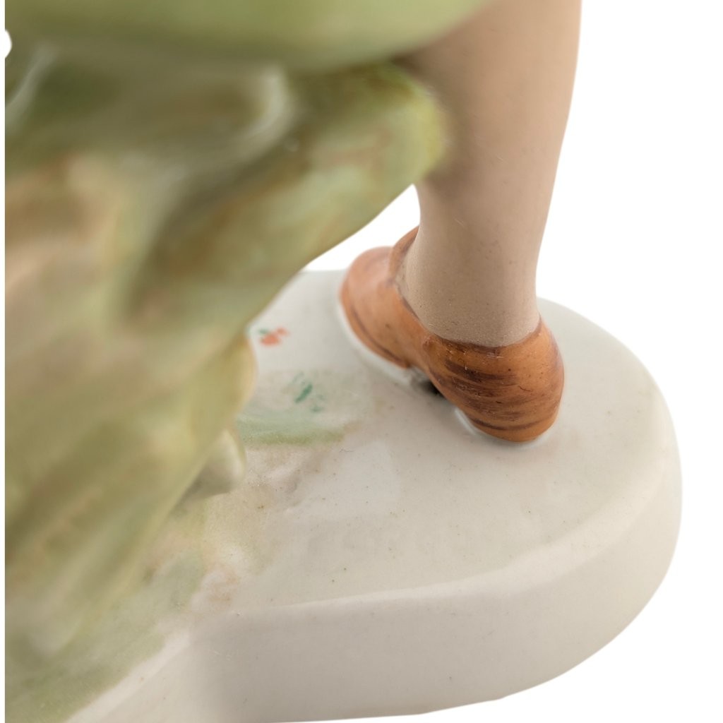 porcelánová figura značky Royal Dux, model: Selka, barevný saxe dekor bez zlacení, válečný a raritní, signatura