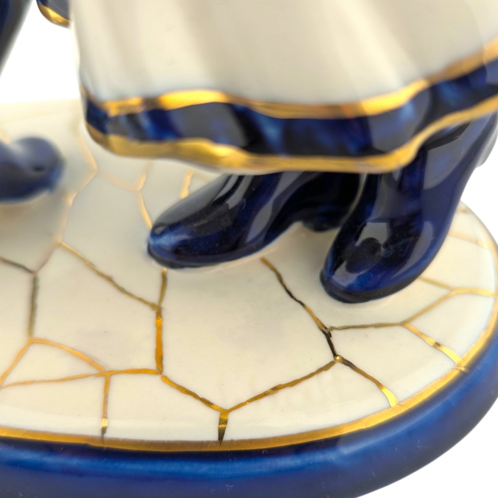 porcelánová figura značky Royal Dux, model: Tanečníci v kroji, kobaltový dekor se zlacením, signatura